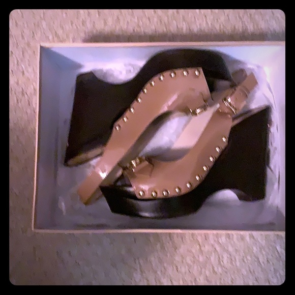 Patent leather studded two tone logo wedge sandals - Picture 1 of 5